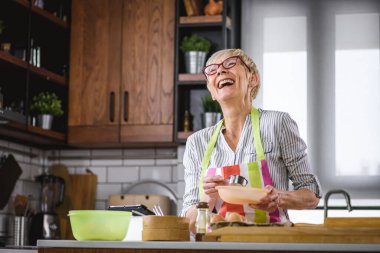 Kurabiye için hamur yapan güzel son sınıf kadını.