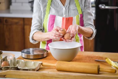 Kurabiye için hamur yapan güzel son sınıf kadını.