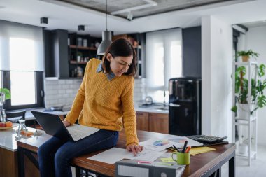 Kadın mutfakta çalışıyor. 