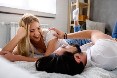 Yatakta uzanmış güzel bir çift 