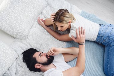 Yatakta uzanmış güzel bir çift 