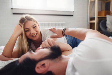 Yatakta uzanmış güzel bir çift 