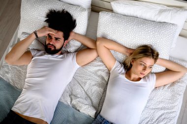 Yatakta uzanmış güzel bir çift 