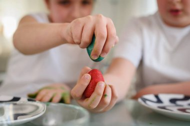 Paskalya Yumurta Kırma Geleneği. Çocuklar renkli Paskalya yumurtaları kırıyor..