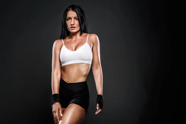 Siyah Arka Planda Spor Giyimli Genç Bir Fitness Kadını — Stok fotoğraf