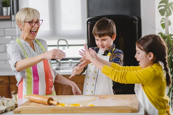 Oma Met Kleinkinderen Voorbereiding Koekjes — Stockfoto
