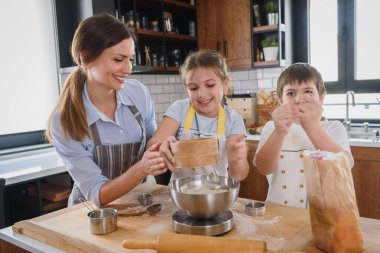 Modern mutfakta aile yemekleri. 