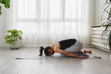 Yoga yapan genç bir kadın. 