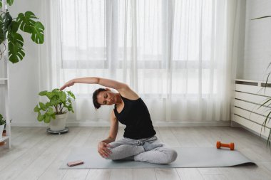 Yoga yapan genç bir kadın. 