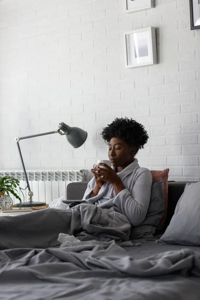 African American Woman Having Rest Home Lying Bed Drinking Tea — Stock Photo, Image