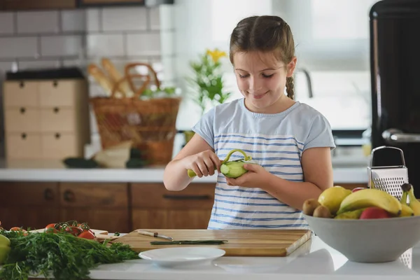 Gadis Cantik Yang Membantu Dapur Menyiapkan Makanan Vegetarian Yang Sehat — Stok Foto