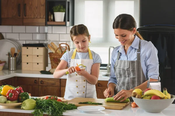 Милая Маленькая Девочка Помогает Маме Кухне Готовить Вкусную Вегетарианскую Еду — стоковое фото