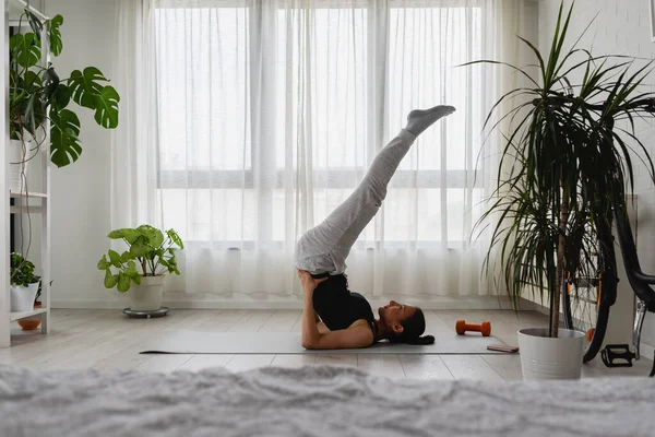 Jeune Femme Faisant Des Exercices Yoga — Photo