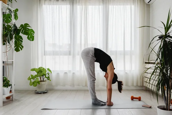 Giovane Donna Che Esercizi Yoga — Foto Stock