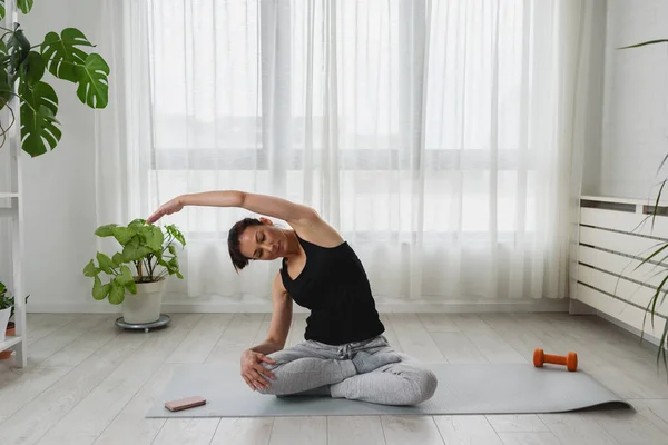 Молодая Женщина Делает Упражнения Йоги — стоковое фото