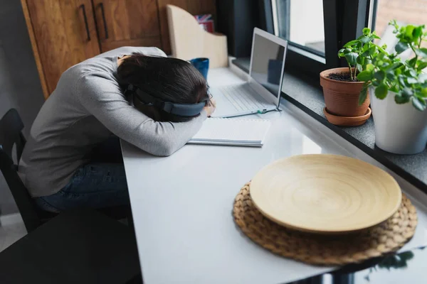 Mujer Joven Sentada Frente Computadora Portátil Casa Sintiéndose Deprimida — Foto de Stock