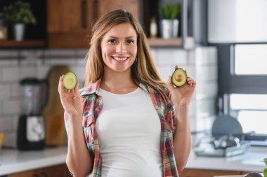 Hamile kadın sağlıklı yemek hazırlıyor.