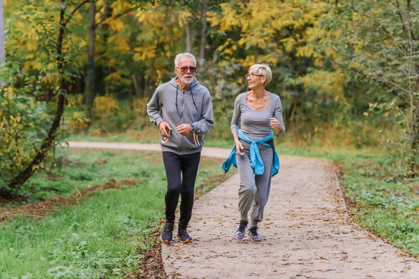 Para Seniorów Jogging Parku — Zdjęcie stockowe