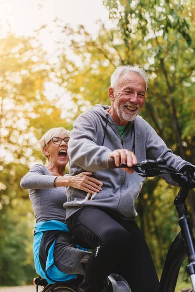 Wesoła Aktywna Para Seniorów Rowerze Doskonałe Zajęcia Dla Osób Starszych — Zdjęcie stockowe