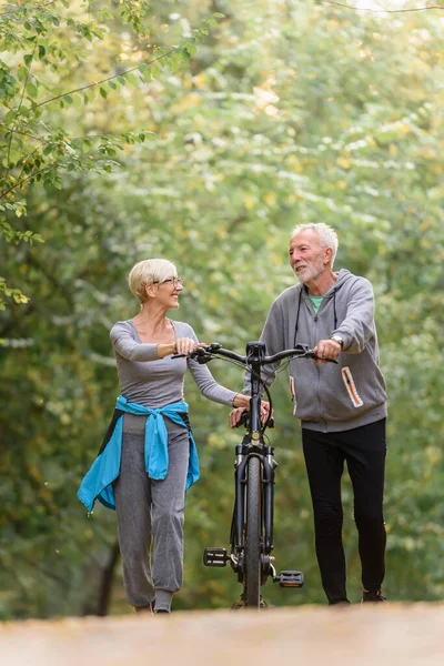 Vrolijk Actief Seniorenpaar Met Fiets Wandelen Door Park Samen Perfecte — Stockfoto