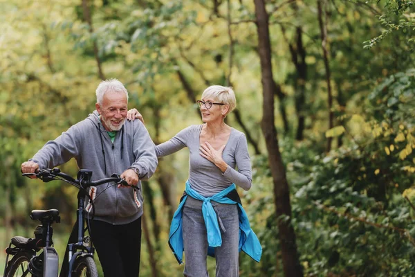 Joyeux Couple Personnes Âgées Actives Avec Vélo Marchant Dans Parc — Photo