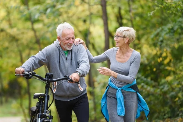 Joyeux Couple Personnes Âgées Actives Avec Vélo Marchant Dans Parc — Photo