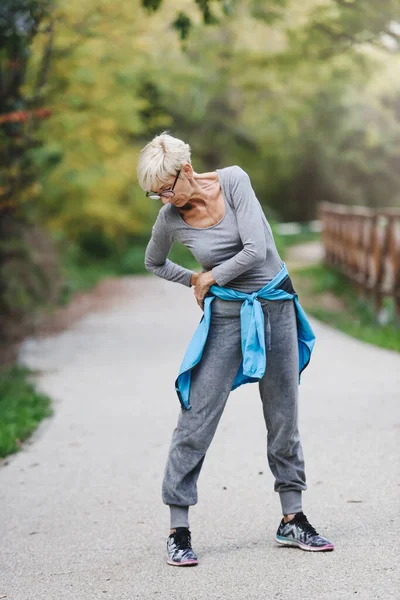 Mulher Sênior Sorridente Que Estende Antes Correr Parque Atividades Esportivas — Fotografia de Stock