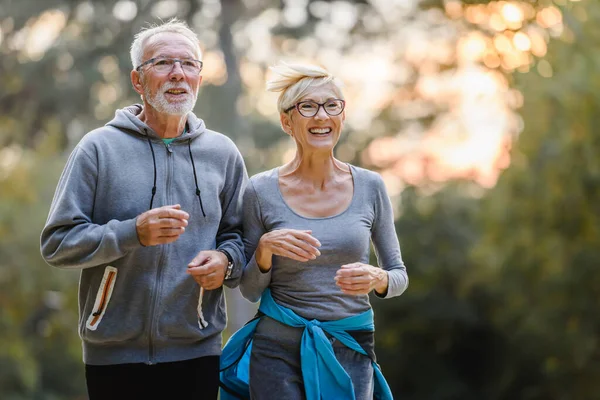 Senior Paar Joggen Het Park — Stockfoto