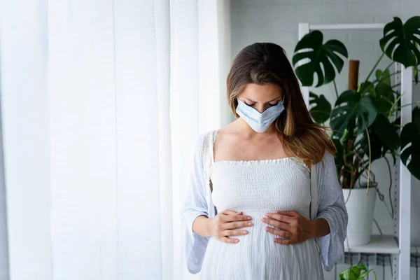 Maske Takan Güzel Hamile Kadın Hastanede Duruyor — Stok fotoğraf