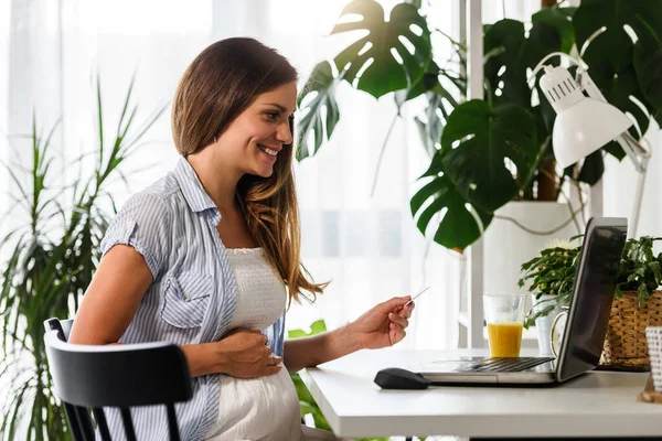 Mujer Embarazada Sonriente Compras Línea Con Ordenador Portátil Casa — Foto de Stock