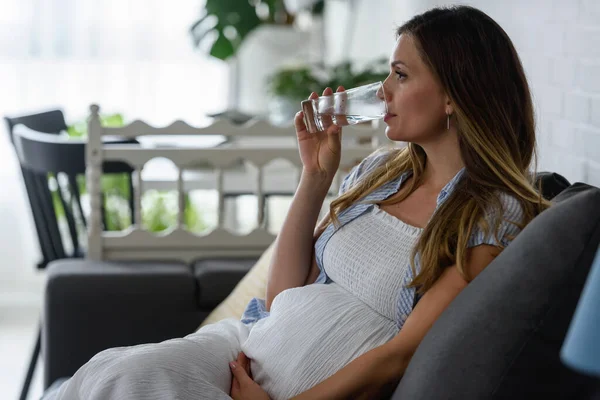 Těhotná Žena Pije Sklenici Vody Význam Hydratace Během Těhotenství — Stock fotografie
