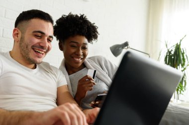 Çift yatakta yatarken online sipariş veriyor