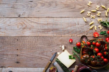 Tahta masada domates makarnası için malzemeler. 