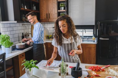 Mutlu çift birlikte makarna pişiriyor. 