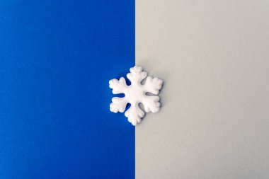 Yaratıcı Noel tasarımı kar taneleri süsüsüyle mavi ve beyaz arka plan. Yeni yıl konsepti.