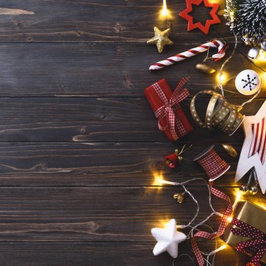 Ahşap yüzeyde süslemeleri olan noel arkaplanı