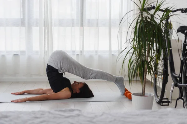 Jeune Femme Pratiquant Exercice Yoga Maison Routines Sportives Quotidiennes Pour — Photo