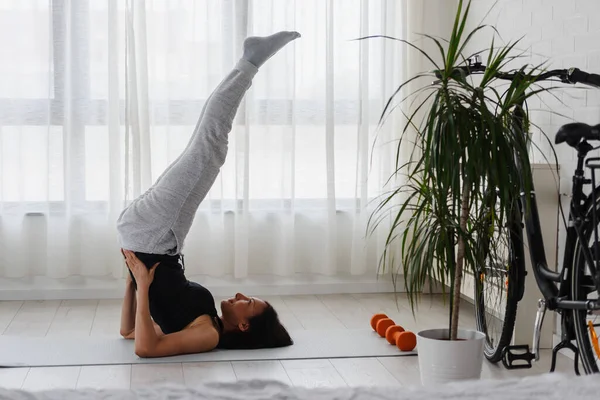 Giovane Donna Che Pratica Esercizio Yoga Casa Routine Sportive Quotidiane — Foto Stock
