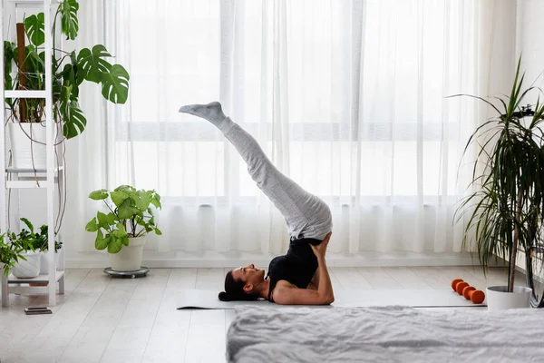 Jeune Femme Pratiquant Exercice Yoga Maison Routines Sportives Quotidiennes Pour — Photo