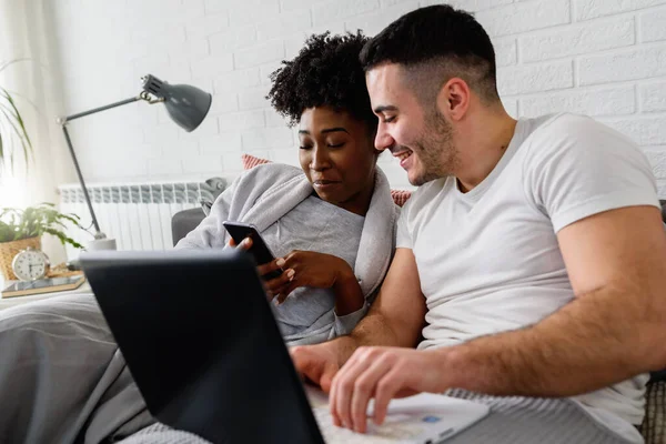Happy Young Multiracial Couple Lying Bed Laptop — Stock Photo, Image
