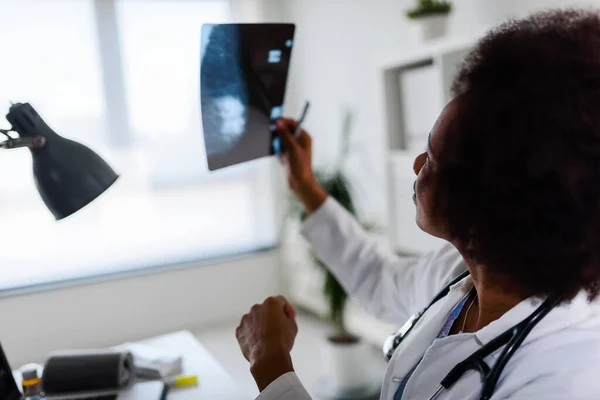 Médecin Afro Américain Avec Radiographie Hôpital — Photo