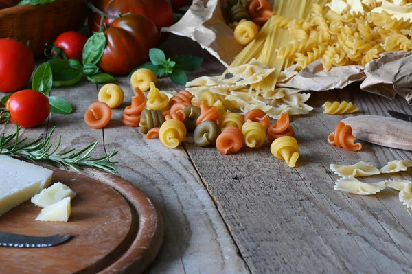 Zutaten Für Tomatennudeln Auf Holztisch — Stockfoto