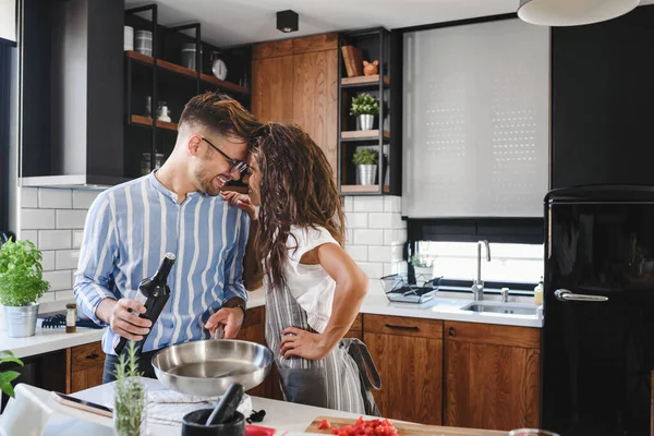 Mutlu Çift Birlikte Makarna Pişiriyor — Stok fotoğraf