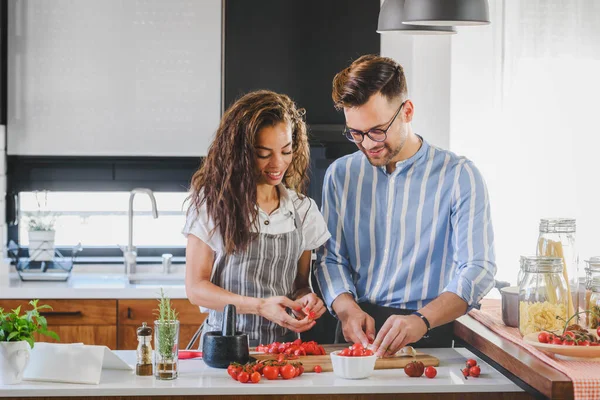 Mutlu Çift Birlikte Makarna Pişiriyor — Stok fotoğraf