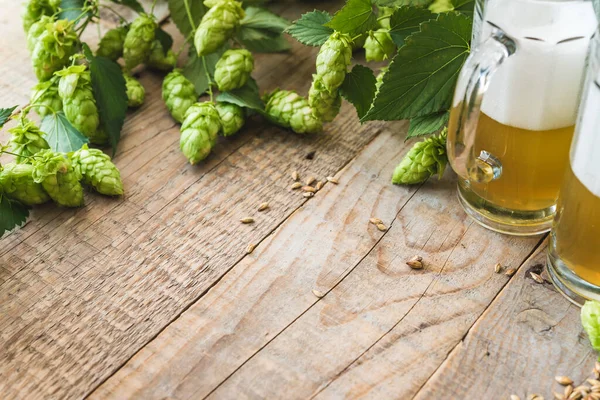 绿色啤酒罐 谷物和啤酒杯 — 图库照片