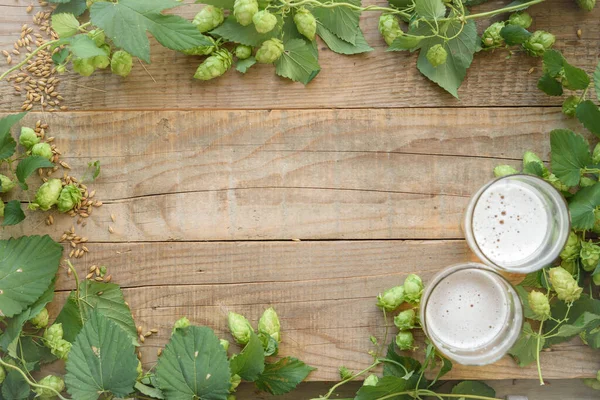 木制背景的新鲜绿色啤酒花 — 图库照片