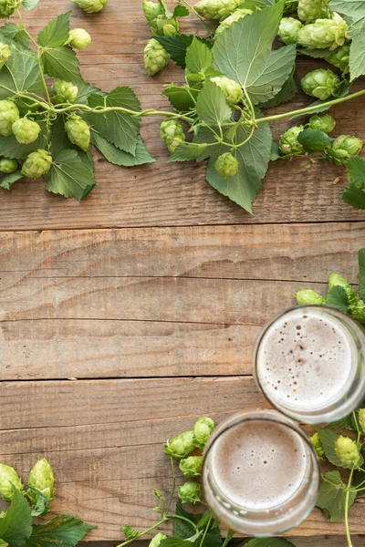 Fresh Green Hops Glasses Beer Wooden Background — Stock Photo, Image