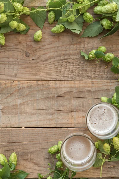 Lúpulo Verde Fresco Con Vasos Cerveza Sobre Fondo Madera — Foto de Stock