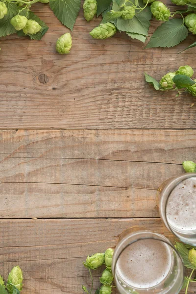 Frischer Grüner Hopfen Mit Biergläsern Auf Holzgrund — Stockfoto