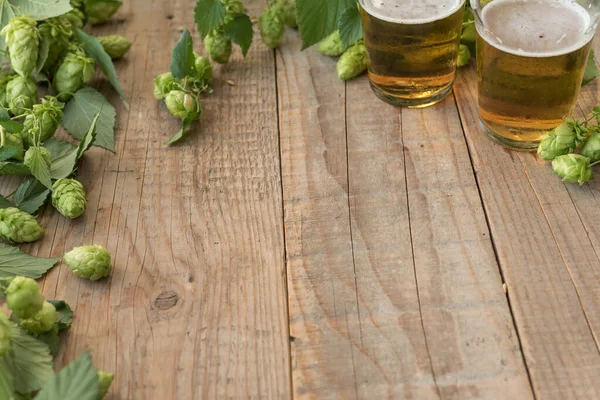 Lúpulo Verde Fresco Com Copos Cerveja Fundo Madeira — Fotografia de Stock